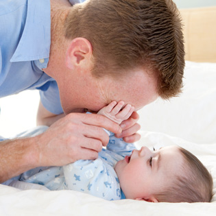 Chơi với con trong năm đầu tiên của bé - những gợi ý từ chuyên gia trên Parents